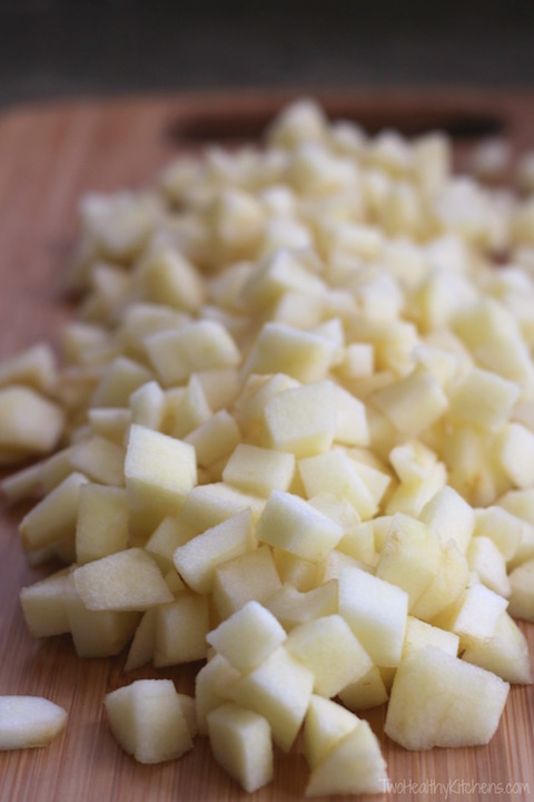 10-Minute Apple Pie Oatmeal Recipe {www.TwoHealthyKitchens.com}