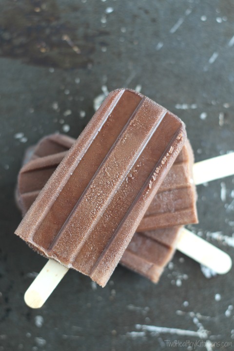 4-Ingredient Fat Free Chocolate Pops Recipe (Easy Homemade Fudgesicles) {www.TwoHealthyKitchens.com}