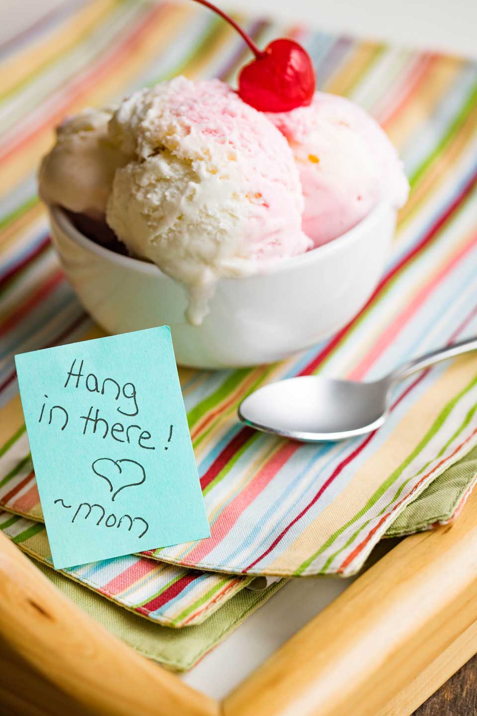 bowl of strawberry and vanilla ice cream with a note reading "Hang in there! ~Mom"