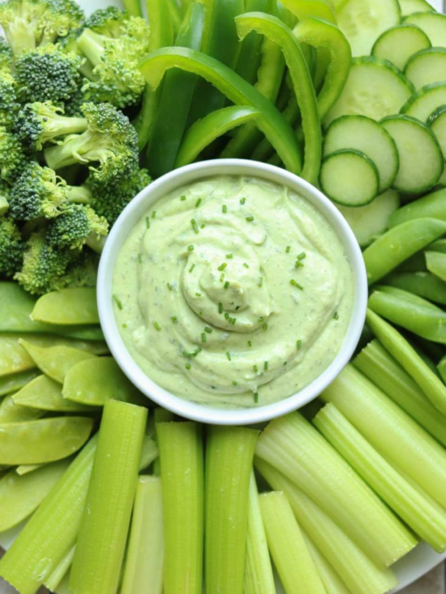 5-Minute Avocado Ranch Dip with Greek Yogurt