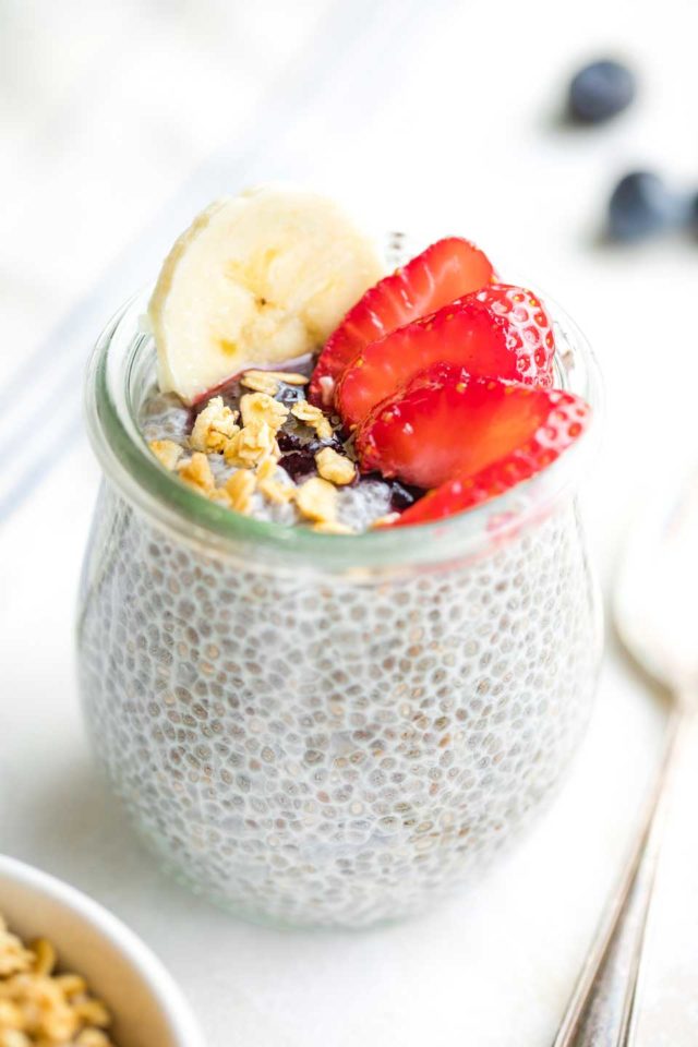 Idea to serve overnight chia pudding in individual portions in glass jars.