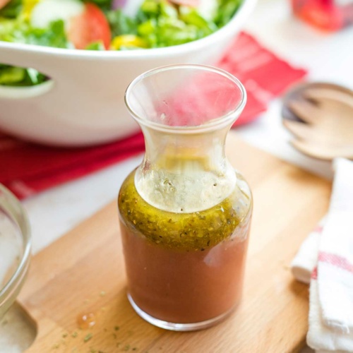 Easy Red Wine Vinaigrette: Speedy, Bold & Zesty in Just 3 Minutes