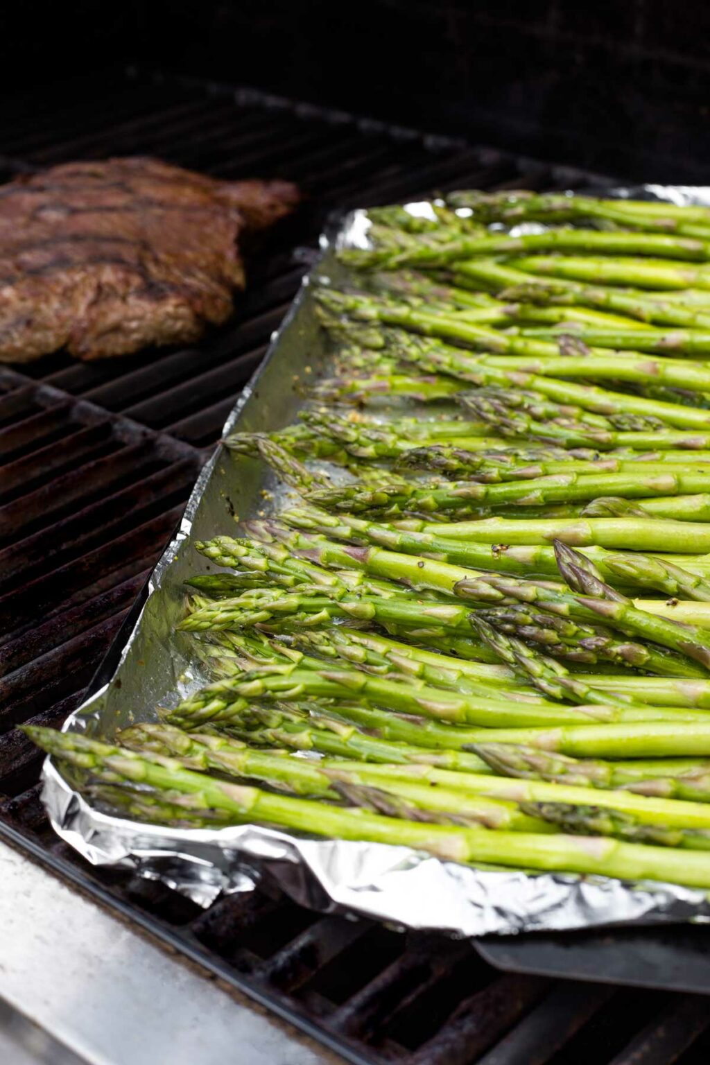Grilled Asparagus: Simply Perfect with Parmesan, Lemon &amp; Garlic