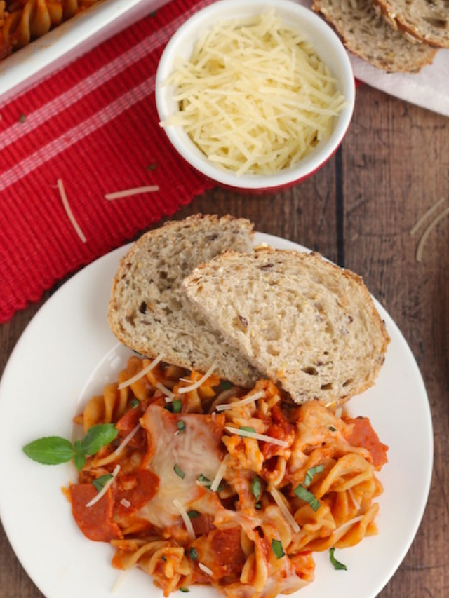 Quick and Easy Cheesy 5-Ingredient Pizza Pasta Bake Story